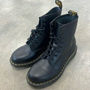 Dr. Martens 1460 Doc Martins Black Smooth Leather Boots original unisex m6 w7